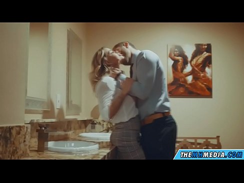 ❤️ Wanneer 'n rondborstige blondine jou in 'n openbare toilet verlei ️❌ Russiese pornografie by ons ❌️